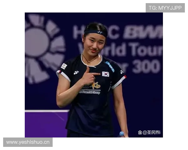 安洗莹穿运动服吃泡面，脚边放着几只名牌袋——这反差把我看傻了